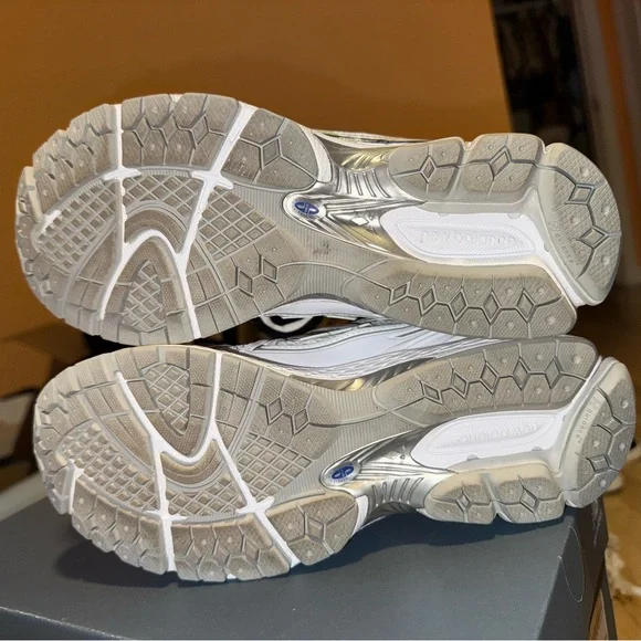 1906 New Balance White and Gray Sneakers - Picture 7 of 9